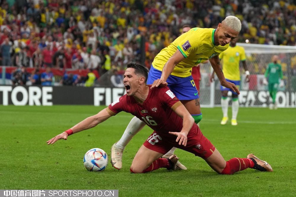 美记：湖人今年休赛期的优先事项之一是留下中锋海斯.